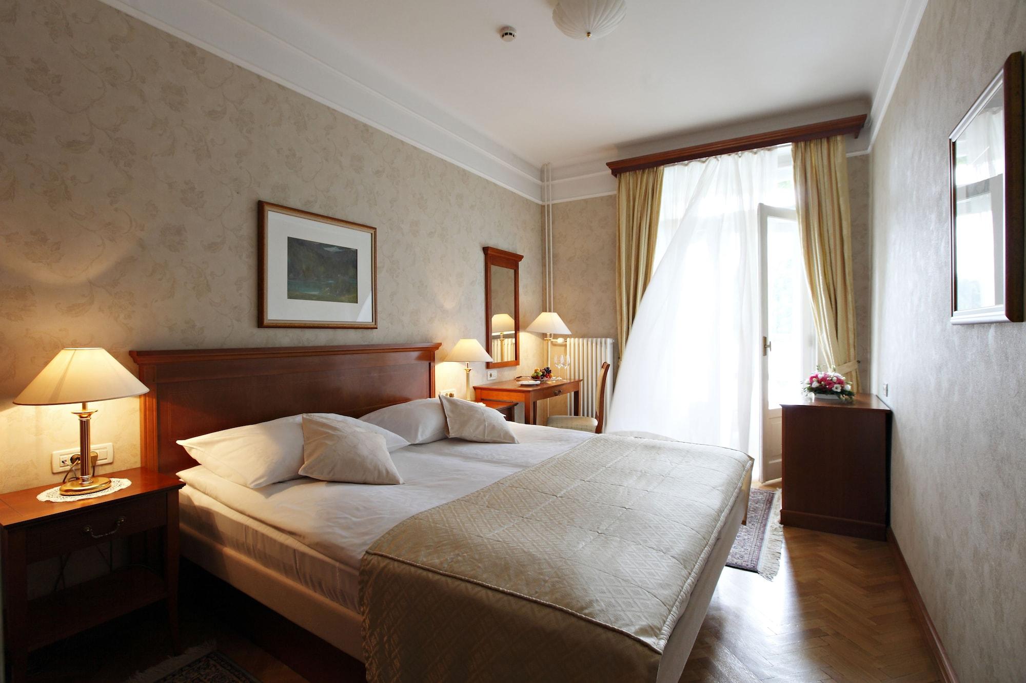 Grand Hotel Toplice - Small Luxury Hotels Of The World Μπλεντ Εξωτερικό φωτογραφία A typical hotel room