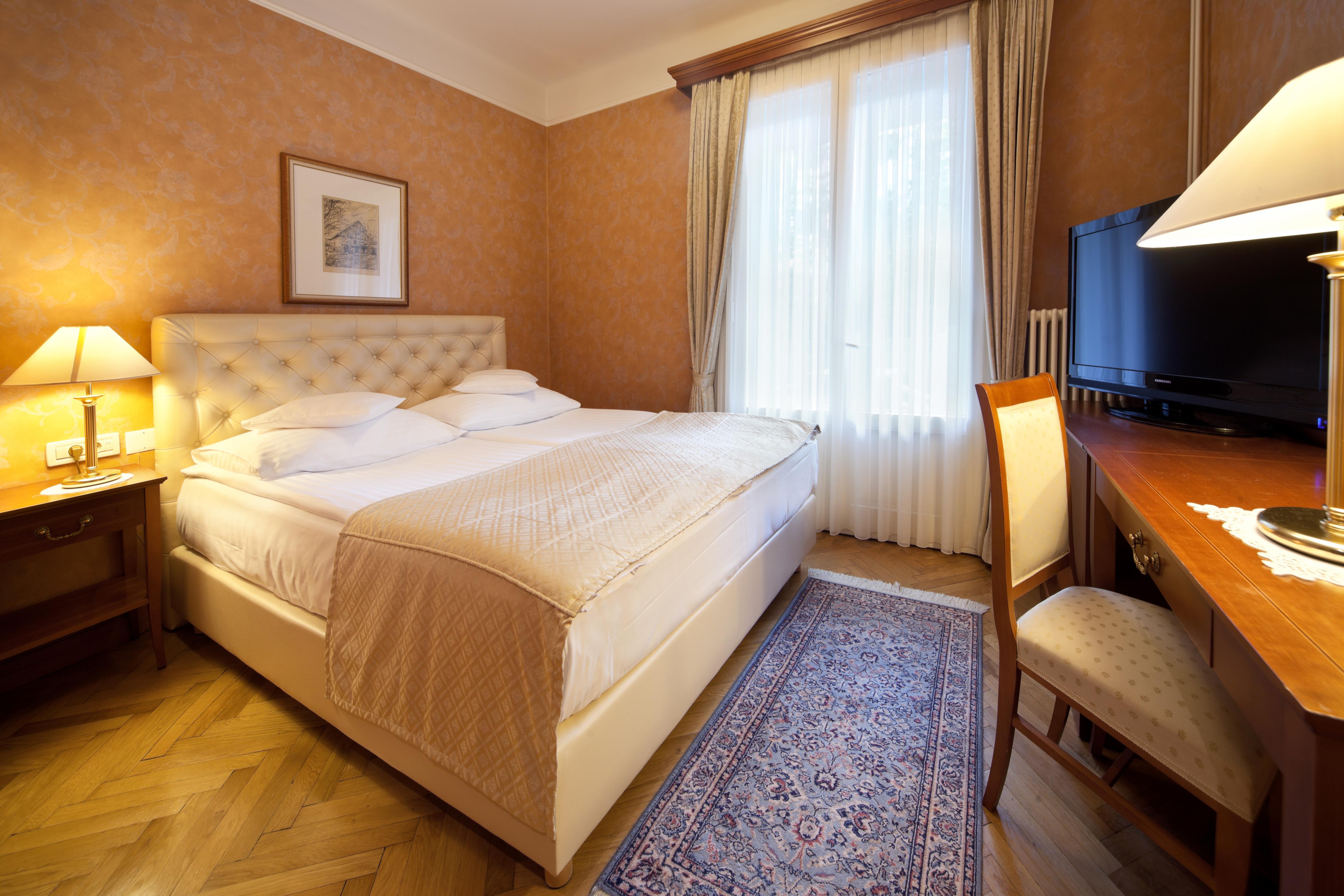 Grand Hotel Toplice - Small Luxury Hotels Of The World Μπλεντ Εξωτερικό φωτογραφία A typical hotel room