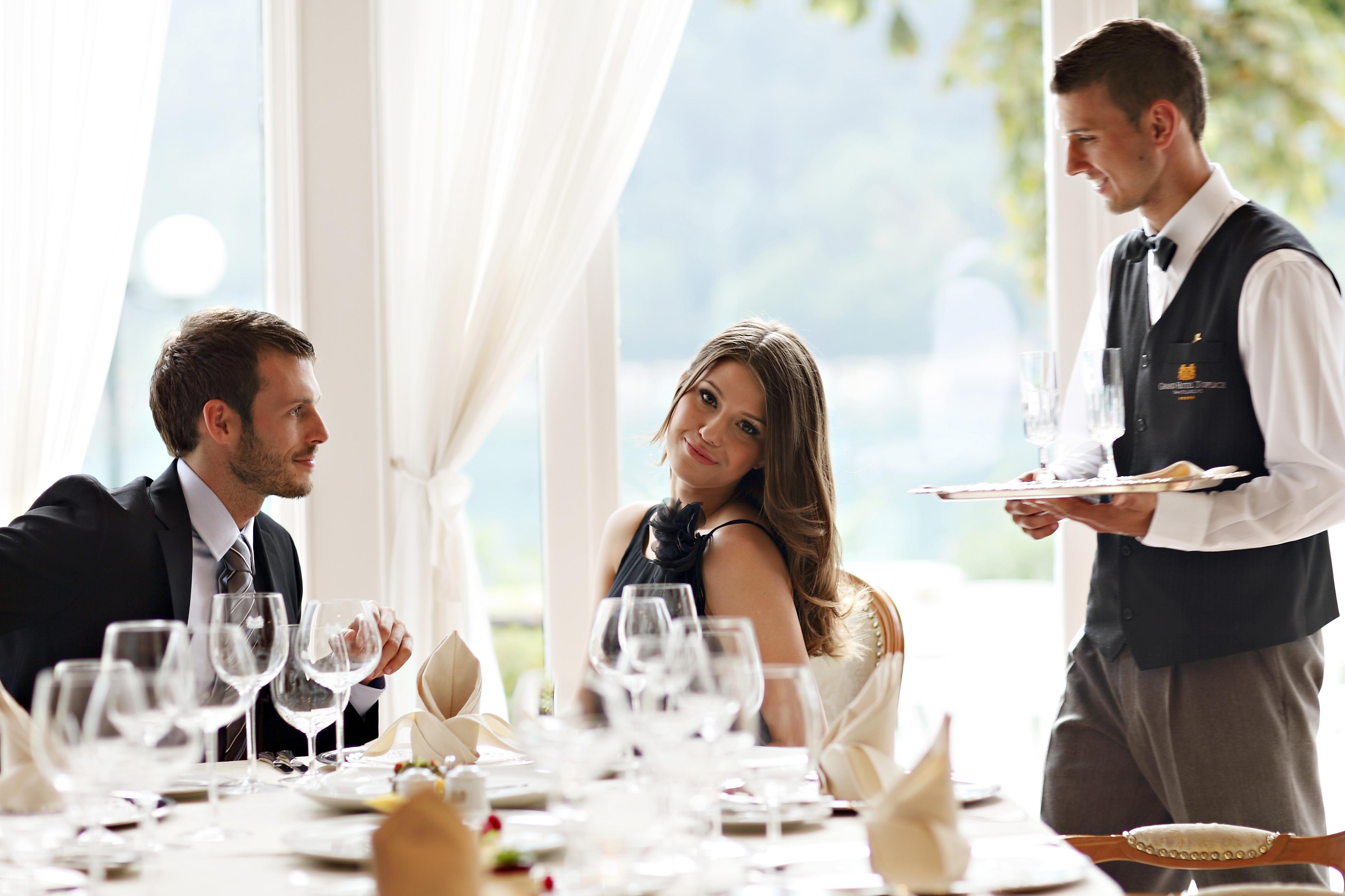 Grand Hotel Toplice - Small Luxury Hotels Of The World Μπλεντ Εξωτερικό φωτογραφία A waiter serving a couple
