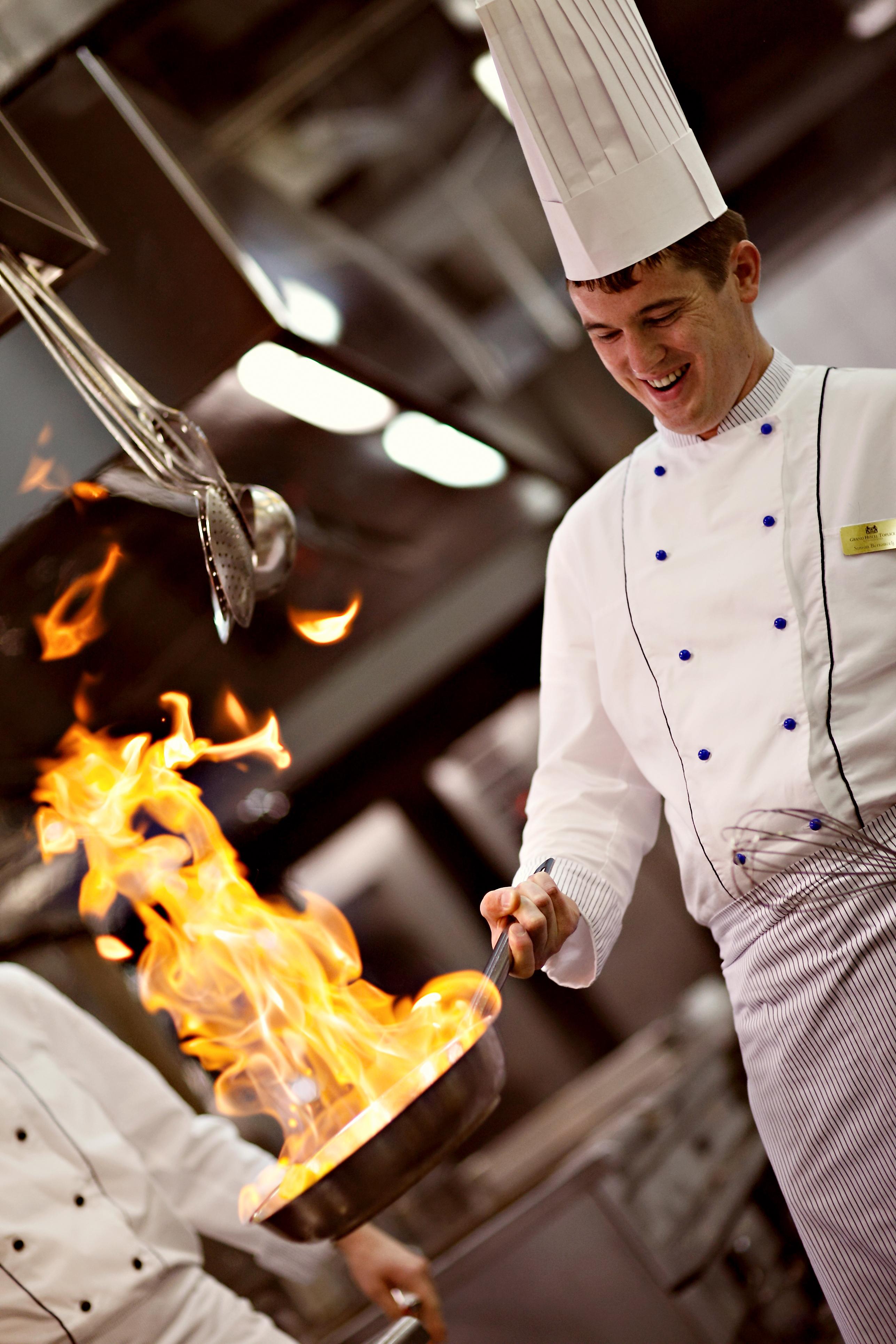 Grand Hotel Toplice - Small Luxury Hotels Of The World Μπλεντ Εστιατόριο φωτογραφία A chef cooking