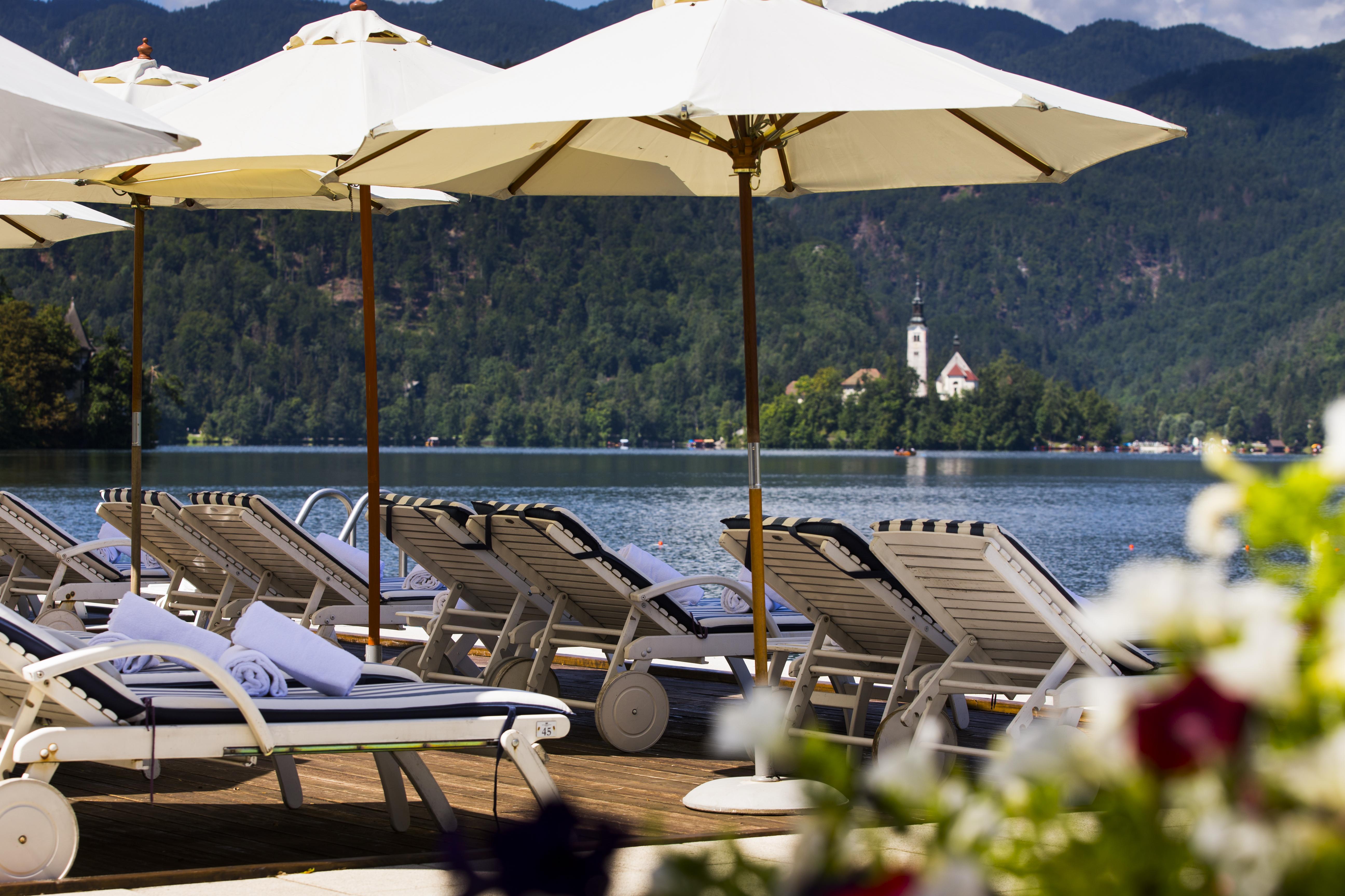 Grand Hotel Toplice - Small Luxury Hotels Of The World Μπλεντ Εξωτερικό φωτογραφία The beach at the Hotel Axelmannstein