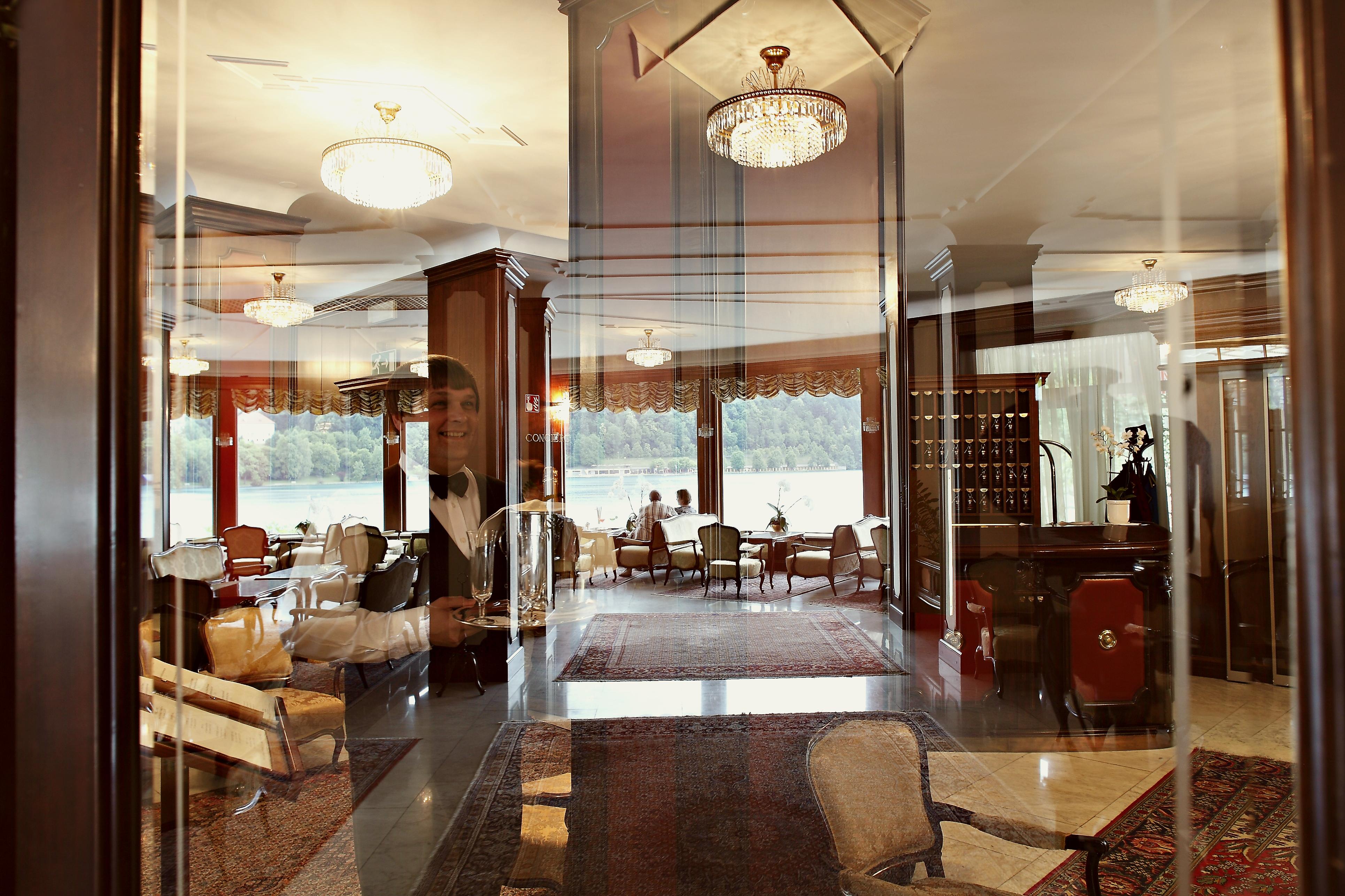 Grand Hotel Toplice - Small Luxury Hotels Of The World Μπλεντ Εσωτερικό φωτογραφία The lobby of the hotel