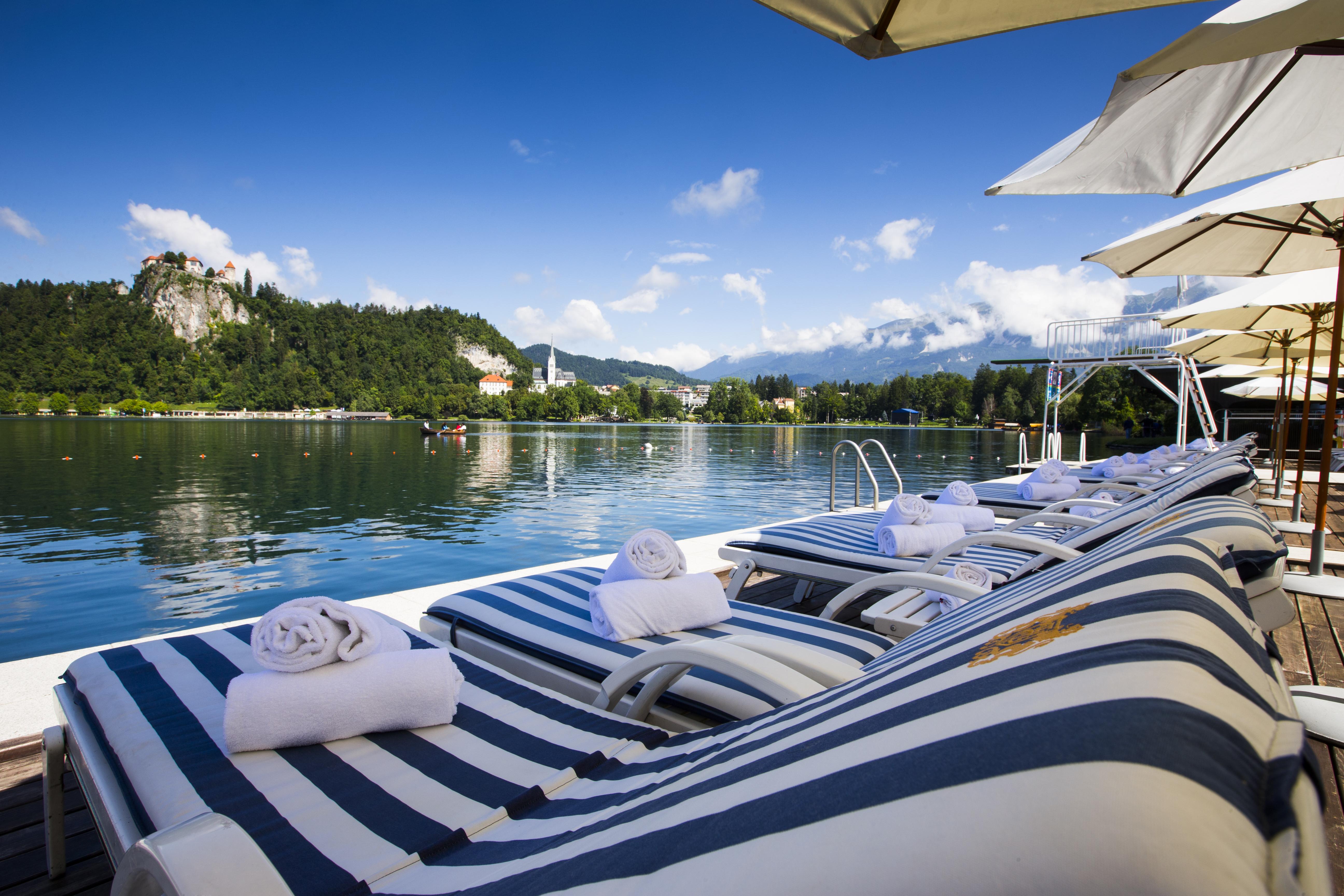 Grand Hotel Toplice - Small Luxury Hotels Of The World Μπλεντ Εξωτερικό φωτογραφία The hotel's floating spa