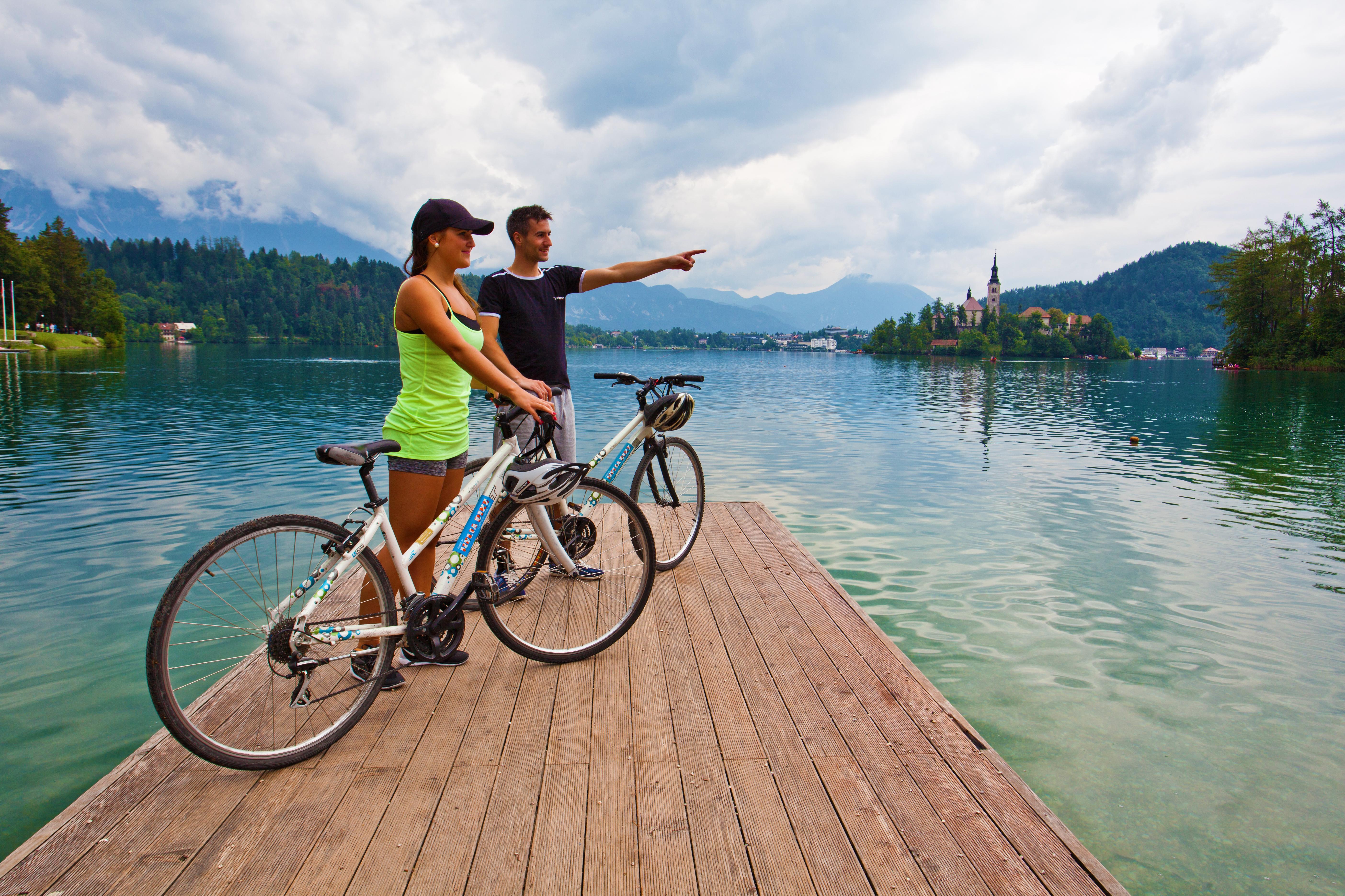 Grand Hotel Toplice - Small Luxury Hotels Of The World Μπλεντ Εξωτερικό φωτογραφία Biking at Lake Bled