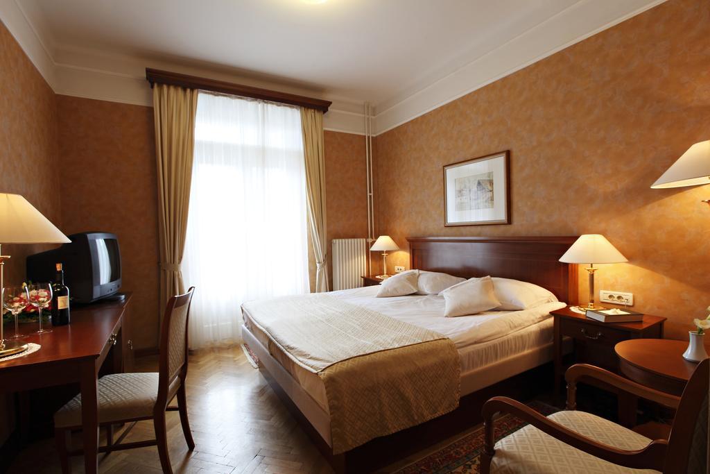 Grand Hotel Toplice - Small Luxury Hotels Of The World Μπλεντ Εξωτερικό φωτογραφία A typical hotel room