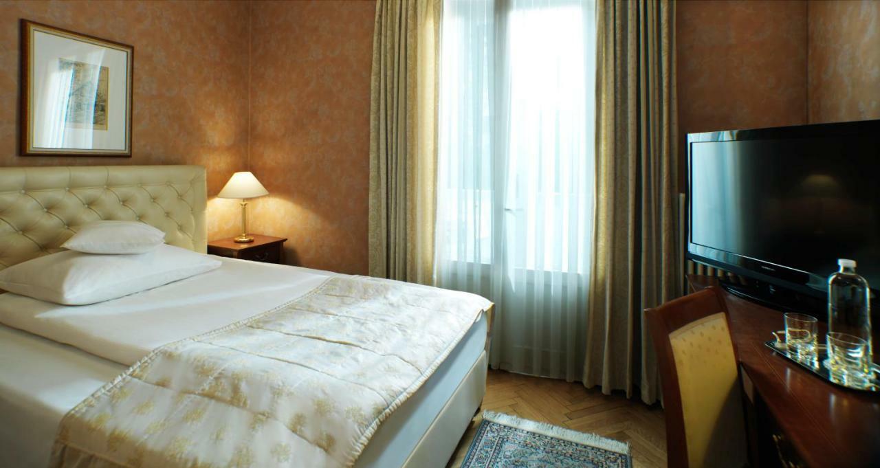 Grand Hotel Toplice - Small Luxury Hotels Of The World Μπλεντ Εξωτερικό φωτογραφία A bedroom at the hotel